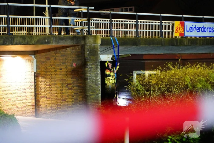 Losgeslagen woonboot komt vast te zitten onder brug