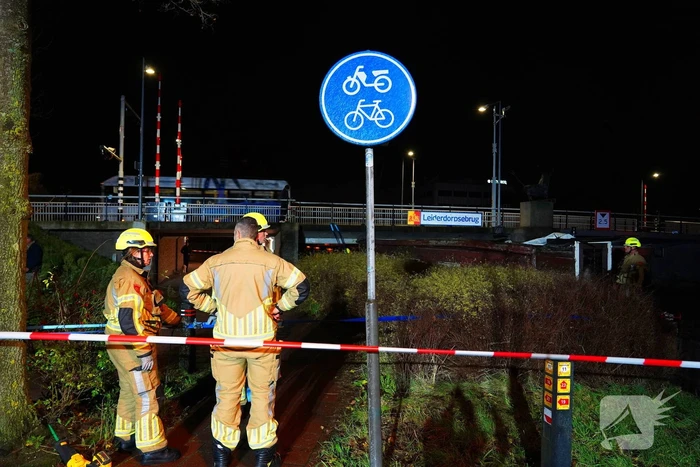 Losgeslagen woonboot komt vast te zitten onder brug
