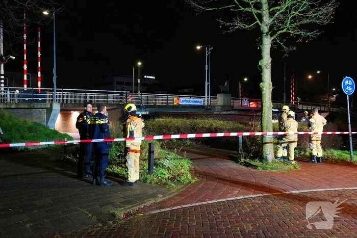 Losgeslagen woonboot komt vast te zitten onder brug