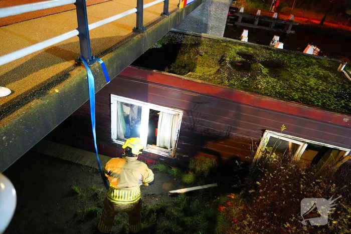 Losgeslagen woonboot komt vast te zitten onder brug