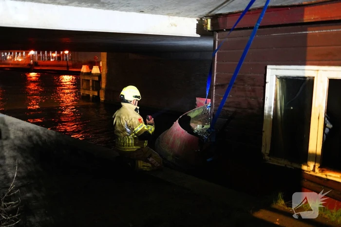 Losgeslagen woonboot komt vast te zitten onder brug