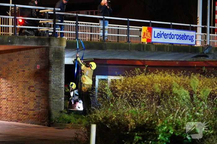 Losgeslagen woonboot komt vast te zitten onder brug