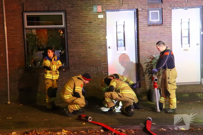 Brandweer dooft brand in ondergrondse vuilcontainer