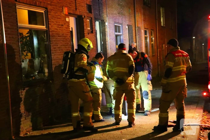 Brandweer dooft brand in ondergrondse vuilcontainer
