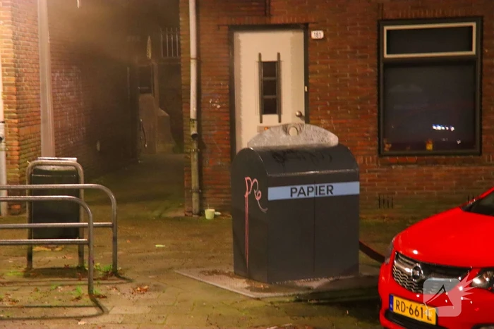 Brandweer dooft brand in ondergrondse vuilcontainer