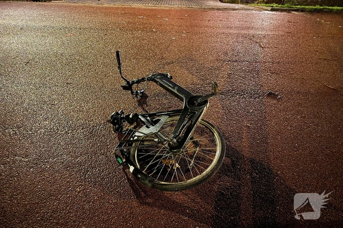 Voorwiel van fiets breekt af na botsing met auto op kruising