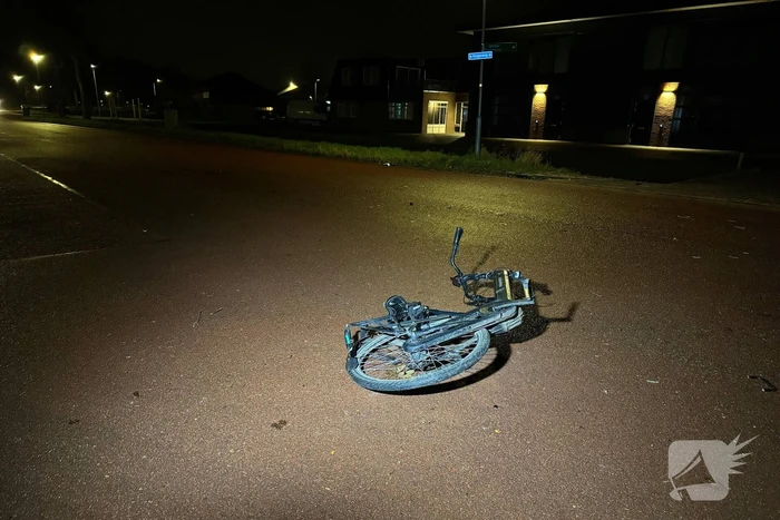 Voorwiel van fiets breekt af na botsing met auto op kruising