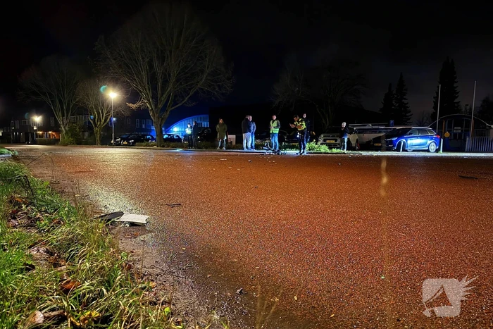 Voorwiel van fiets breekt af na botsing met auto op kruising