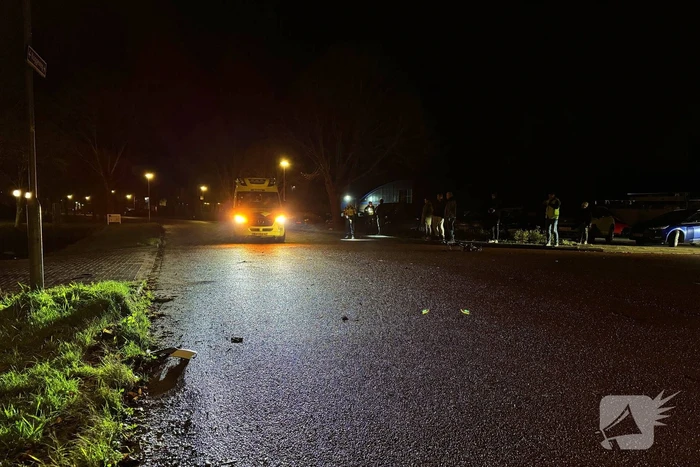 Voorwiel van fiets breekt af na botsing met auto op kruising