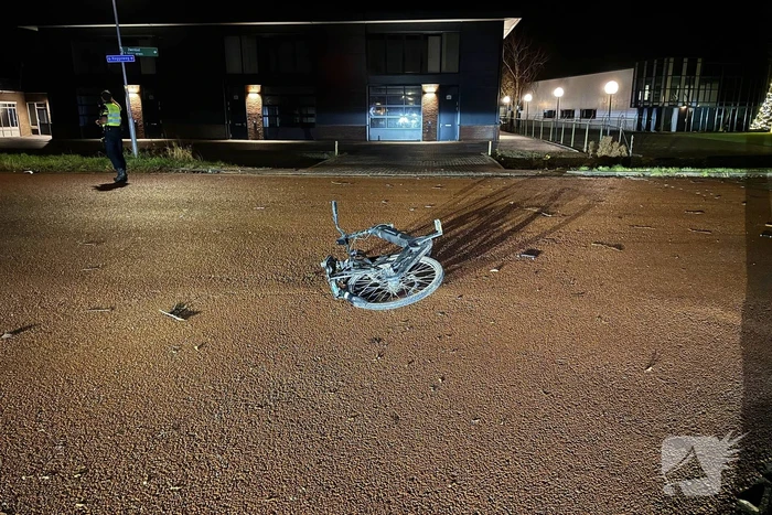 Voorwiel van fiets breekt af na botsing met auto op kruising