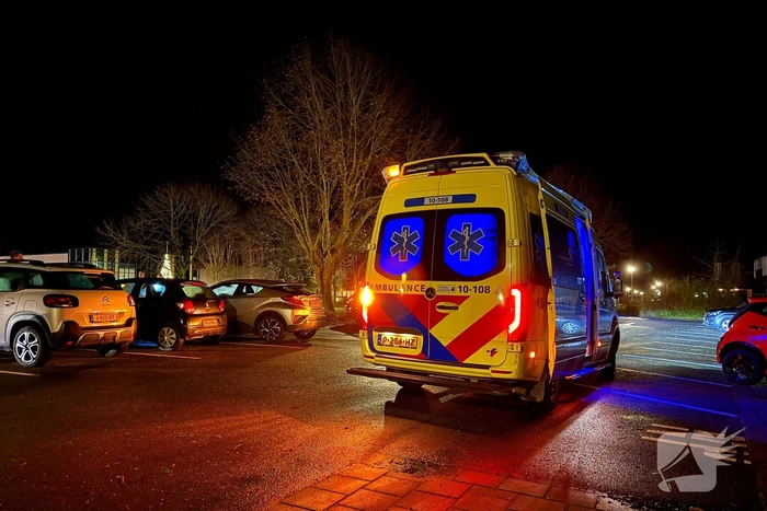Voorwiel van fiets breekt af na botsing met auto op kruising