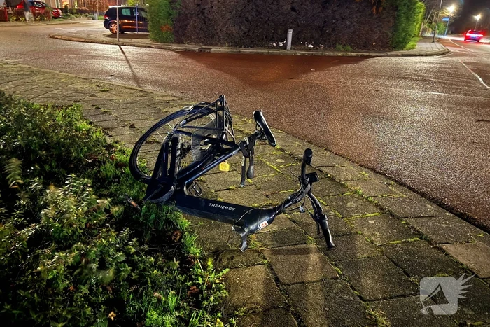 Voorwiel van fiets breekt af na botsing met auto op kruising