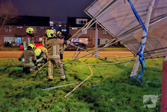 Bouwbord valt om door storm