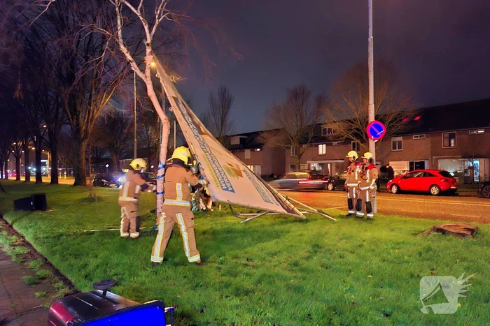 Bouwbord valt om door storm