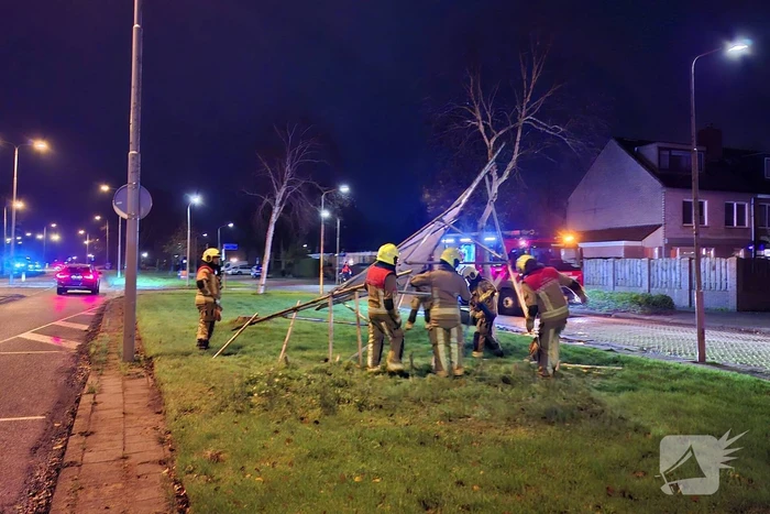 Bouwbord valt om door storm