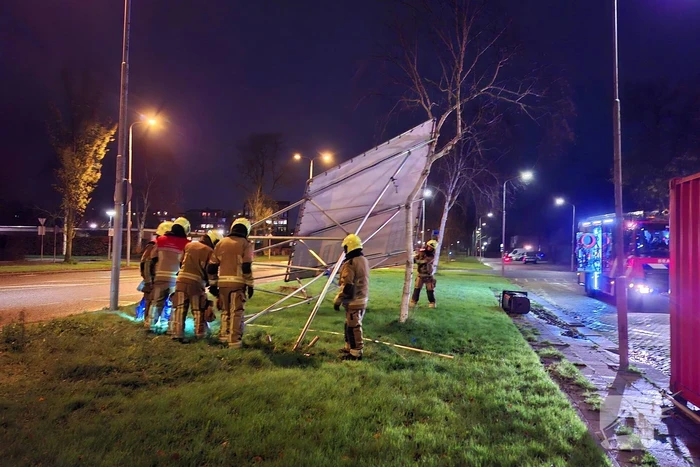 Bouwbord valt om door storm