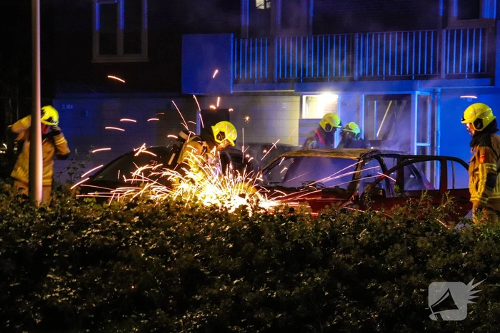 Flinke vlammenzee op parkeerplaats, politie start onderzoek