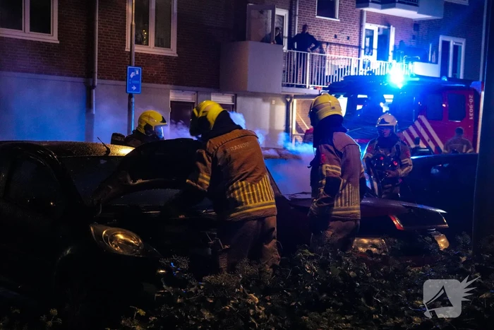Flinke vlammenzee op parkeerplaats, politie start onderzoek