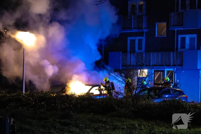 Flinke vlammenzee op parkeerplaats, politie start onderzoek