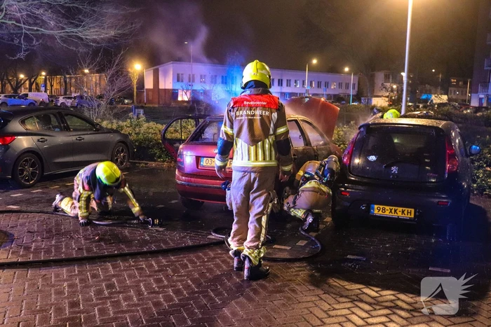 Flinke vlammenzee op parkeerplaats, politie start onderzoek