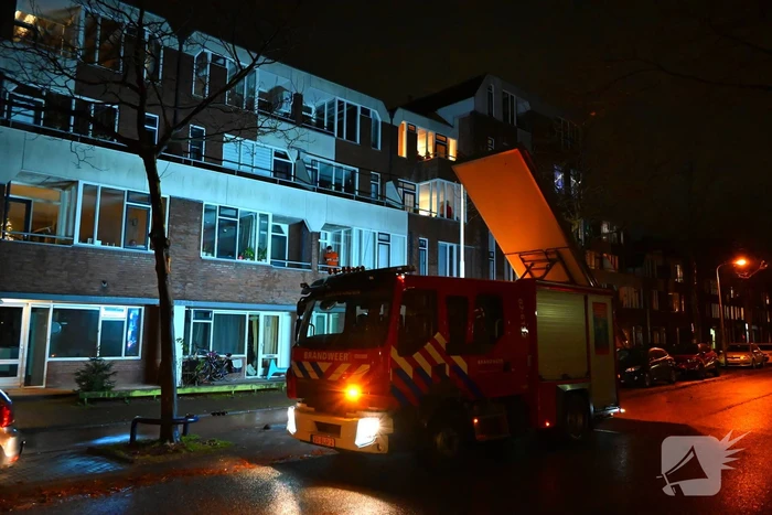 Dak waait van appartementencomplex en belandt op auto