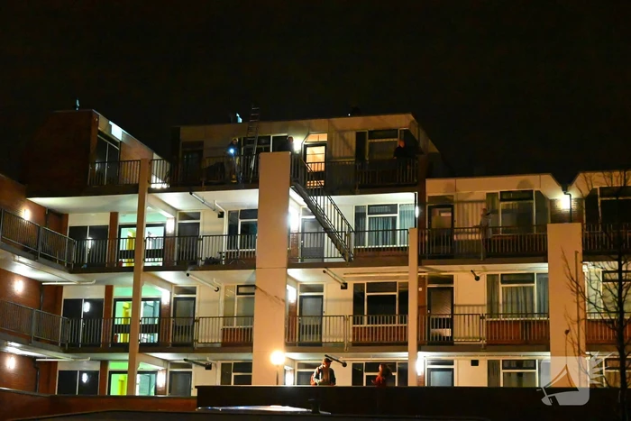 Dak waait van appartementencomplex en belandt op auto