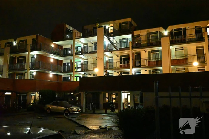 Dak waait van appartementencomplex en belandt op auto