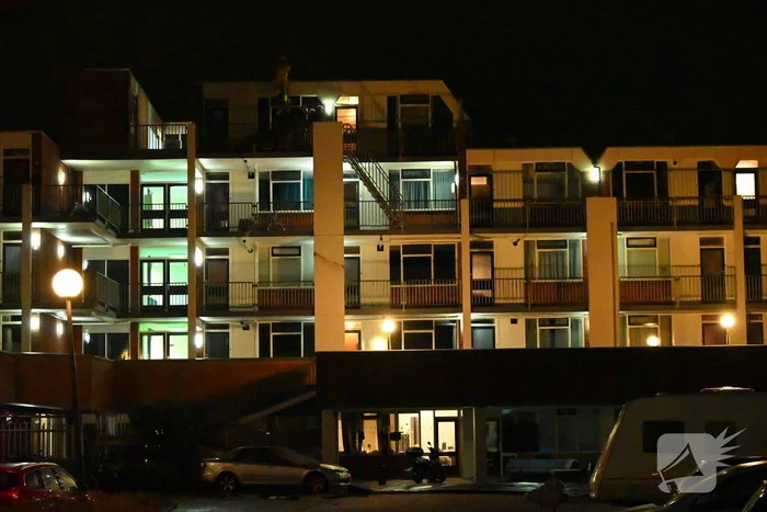 Dak waait van appartementencomplex en belandt op auto
