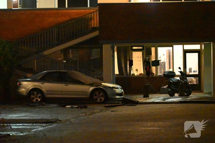 Dak waait van appartementencomplex en belandt op auto