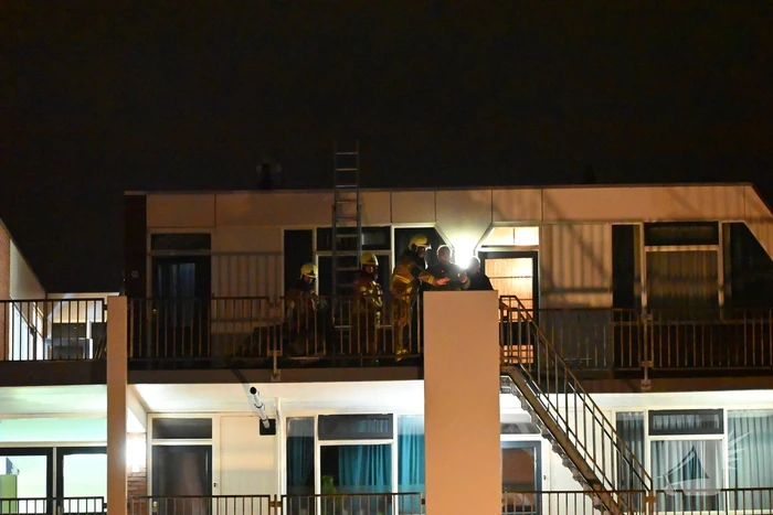 Dak waait van appartementencomplex en belandt op auto
