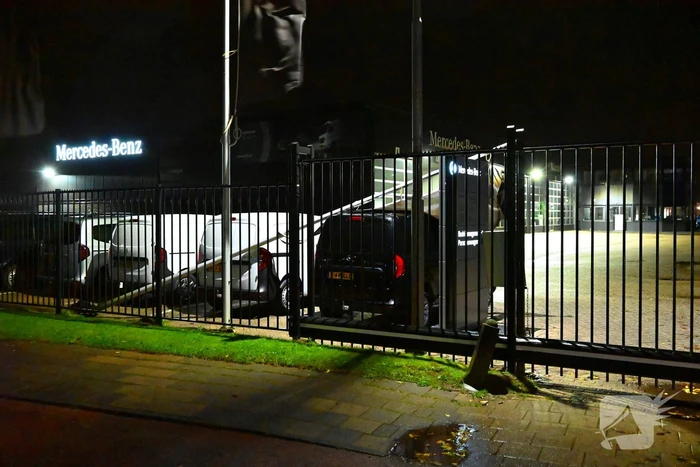 Vlaggenmast belandt op auto door sterke wind