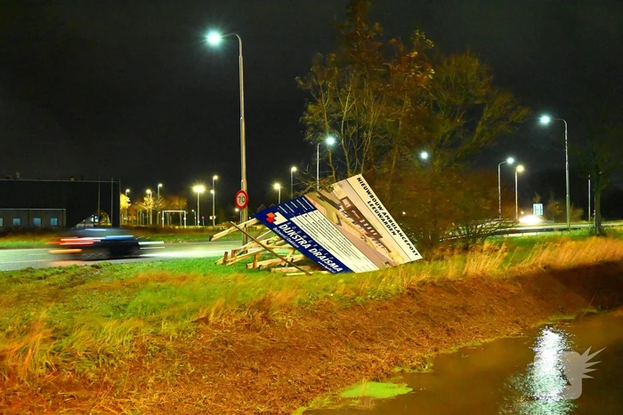 Aankondigingsbord nieuwe ambulancepost omgewaaid