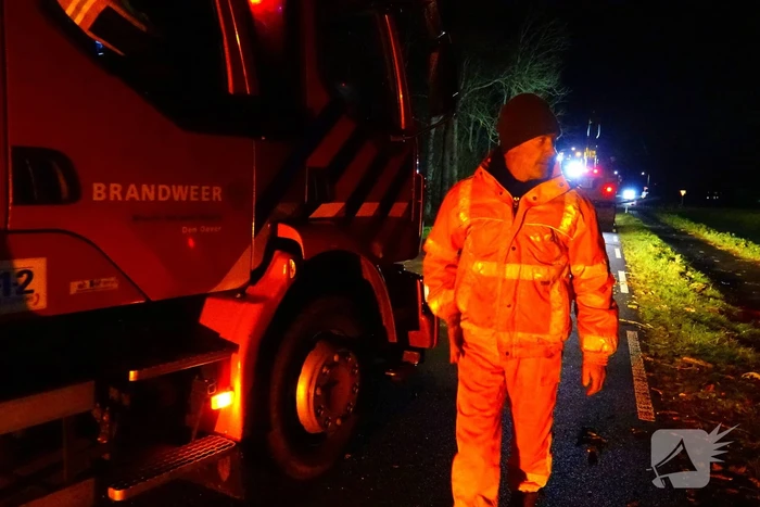 Auto komt vast te zitten tussen omgevallen bomen