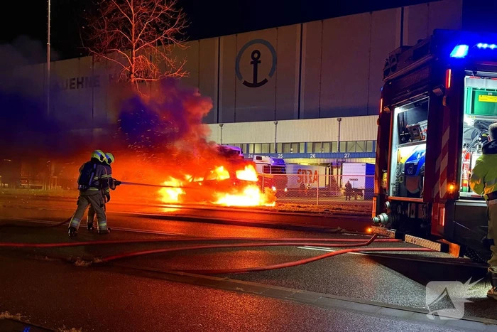 Auto vliegt al rijdend in brand