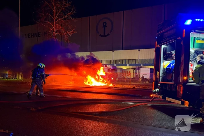 Auto vliegt al rijdend in brand