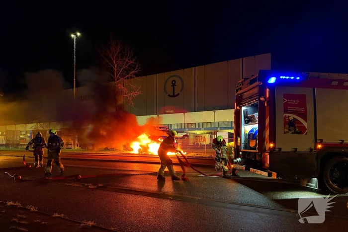 Auto vliegt al rijdend in brand