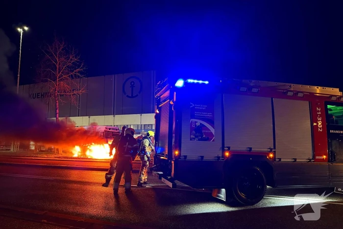 Auto vliegt al rijdend in brand