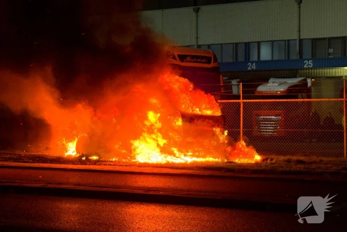 Auto vliegt al rijdend in brand