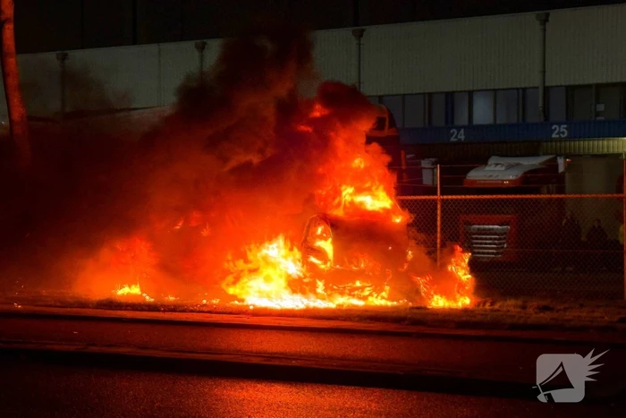 Auto vliegt al rijdend in brand