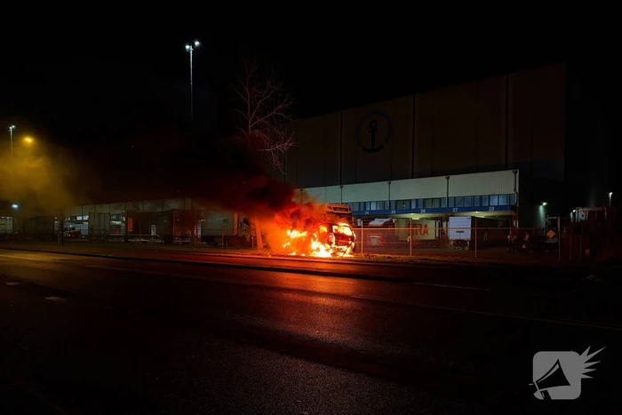 Auto vliegt al rijdend in brand