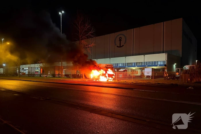 Auto vliegt al rijdend in brand