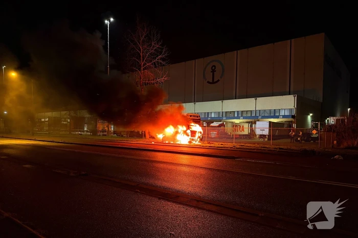 Auto vliegt al rijdend in brand