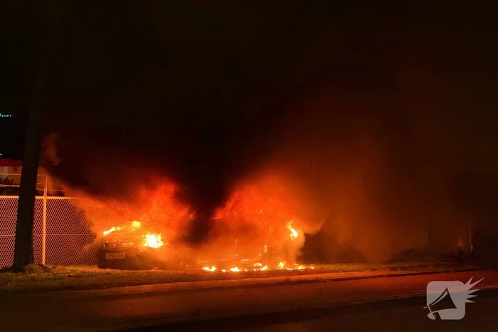 Auto vliegt al rijdend in brand