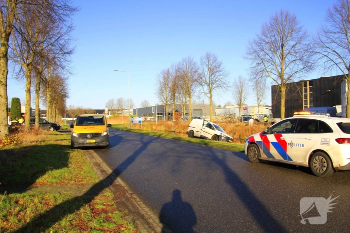 Pakketbezorger klapt op bestelauto
