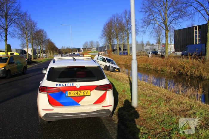 Pakketbezorger klapt op bestelauto