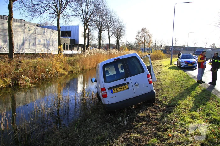 Pakketbezorger klapt op bestelauto