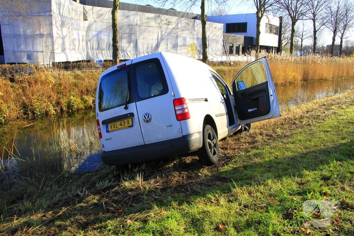 Pakketbezorger klapt op bestelauto