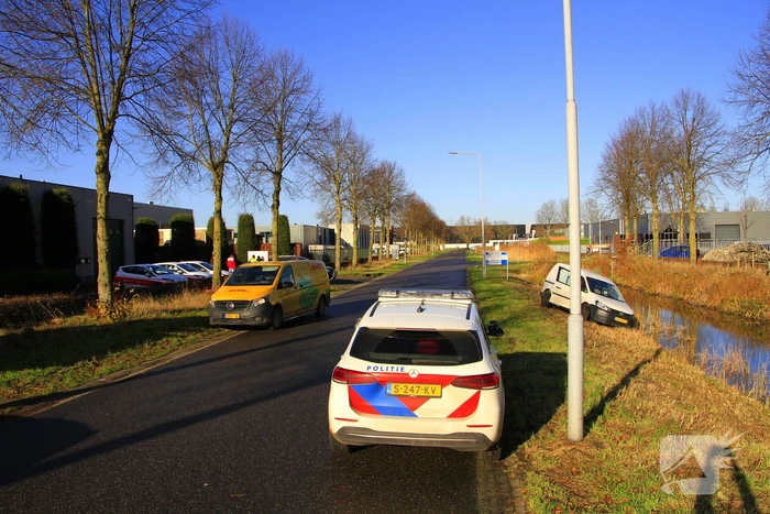 Pakketbezorger klapt op bestelauto