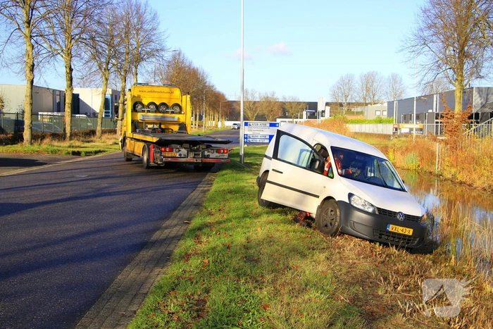 Pakketbezorger klapt op bestelauto