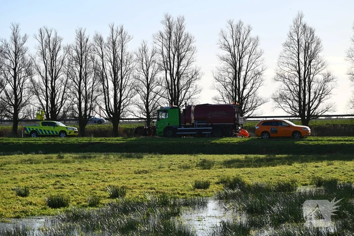 Vrachtwagen komt vast te zitten in weiland